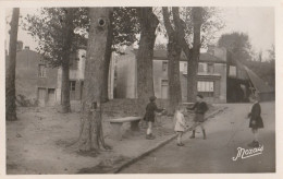 49 - Montfaucon-sur-Moine  -  Place Du Général Leclerc - Montfaucon