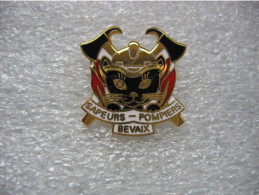 Pin's Des Sapeurs Pompiers De La Ville De BEVAIX En Suisse - Pompiers