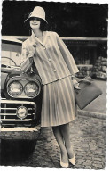 Adverting Postcard For Dutch Fashion Store - Woman, Classic Car, Femme, Voiture Classique, Donna, Auto D'epoca - Mode