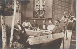 PARIS - Cité De L'Avenir Au 121 Bld De Ménilmontant - La Famille LIORE Attablée ( Carte Photo ) 3/9 - Distretto: 11