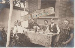 PARIS - Cité De L'Avenir Au 121 Bld De Ménilmontant - La Famille LIORE Attablée ( Carte Photo ) 4/9 - Arrondissement: 11