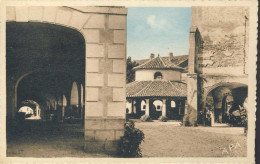 Auvillars Les Cornieres Et La Halle Aux Grains - Auvillar