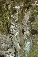 CPM - K - SUISSE - GRISONS - VIAMALASCHLUCHT BEI THUSIS - ABSTIEG IN DEI GALERIE - Thusis