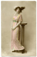 EDWARDIAN FASHION : PRETTY GIRL, PLINTH (HAND COLOURED) / S.S. POMARON, COLLINS, SHIP BROKERS, PORTLAND (CODLING) - Mode