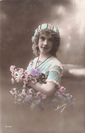FANTAISIES - Une Fille Tenant Un Bouquet De Fleurs - Colorisé - Carte Postale Ancienne - Donne