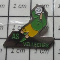 1217 Pin's Pins / Beau Et Rare / SPORTS / CLUB FOOTBALL AS VELLECHES GARDIEN DE BUT - Football