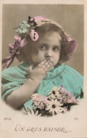 FANTAISIESE - Autres & Non Claissés -  Un Enfant Tenant Un Bouquet De Fleur Dans Sa Main - Carte Postale Ancienne - Autres & Non Classés