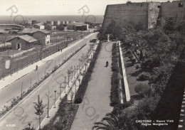 CARTOLINA  B5 CROTONE,CALABRIA-NUOVO VIALE REGINA MARGHERITA-MEMORIA,CULTURA,RELIGIONE,BELLA ITALIA,VIAGGIATA 1960 - Crotone