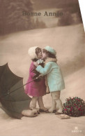 FETES ET VOEUX - Nouvel An - Un Petit Couple S'embrassant Sous La Neige - Colorisé - Carte Postale Ancienne - Neujahr