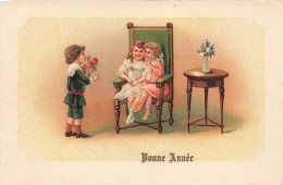 FÊTES - VŒUX - Bonne Année - Petit Garçon Offrant Des Fleurs à Des Petites Filles - Carte Postale Ancienne - Nouvel An