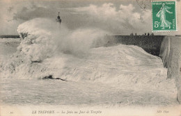 FRANCE - Le Tréport - La Jetée Un Jour De Tempête - Carte Postale Ancienne - Le Treport