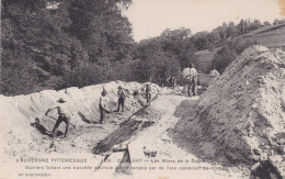 PUY DE DOME CUNLHAT LES MINES DE LA SAGNE OUVRIERS FAISANT UNE TRANCHEE DESTINEE A ETRE REMPLIE PAR DE L EAU - Cunlhat