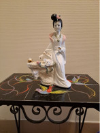 Statue Geisha Biscuit Et Porcelaine Jeu De Go. - Arte Asiatica