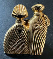 Pin's  - Parfum Ungaro - Diva Et Senso  - ( Pin's Original , Voir Au Dos ) - Profumi