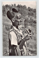 Rwanda Burundi - Chef Mututsi Fumant La Pipe - Ed. Hoa-Qui 2349 - Ruanda-Urundi
