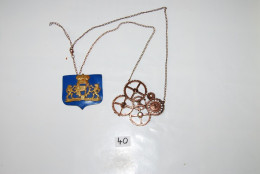 C40 Bijou Fantaisie - Collier - Pendentif Gothique - Blason - Couronne - Pendentifs