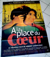 Affiche Ciné Orig À LA PLACE DU CŒUR Robert GUEDIGUIAN JP DARROUSSIN 120X160 1998 Illu Collier - Affiches & Posters