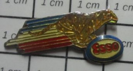 1218c Pin's Pins / Beau Et Rare / CARBURANTS / ESSO METTEZ UN TIGRE DANS VOTRE MOTEUR - Brandstoffen