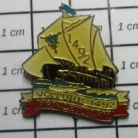 911c Pin's Pins / Beau Et Rare / BATEAUX / VOILIER VOITURE 1492 (!!!) PRINCETON KENTUCKY - Boats