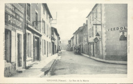 CPSM 9X14  De  VIVONNE  (86) - La RUE De La MAIRIE -   VOITURE  - PUBLICITE VEEDOL- édit JULES ROBUCHON - Vivonne