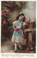 FANTAISIES - Ce Baiser Et Ces Fleurs Pour Votre Fête - Une Jeune Fille Tenant Des Fleurs - Carte Postale Ancienne - Andere & Zonder Classificatie