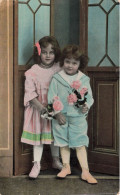 FANTAISIES - Deux Enfants Tenant Des Fleurs Dans Leurs Mains - Carte Postale Ancienne - Other & Unclassified
