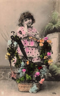 ENFANTS - Une Petite Fille Avec Un Grand Panier De Fleurs - Colorisé - Carte Postale Ancienne - Portraits