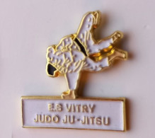 I111 Pin's E.S Vitry Judo Ju-Jitsu Jujitsu à Vitry-sur-Seine Val-de-Marne Achat Immédiat - Judo