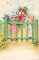 FANTAISIES - 2 Enfants à La Porte D'entrée - Une Fille Tenant Un Bouquet De Fleur - Un Garçon - Carte Postale Ancienne - Sonstige & Ohne Zuordnung