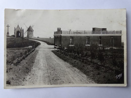 CPA 85 Vendée - LES HERBIERS - Le Café Des Alouettes, La Chapelle, Le Calvaire Et Le Moulin - Les Herbiers