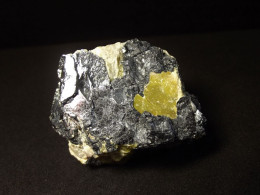 Martite (Hematite Pseud. Magnetite) With Lizardite ( 3.5 X 3 X 2.5  Cm ) - Øvre Dypingdal - Viken - Norway - Minéraux