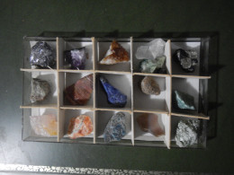 COFFRET DE 15  PIERRES DE DIFFÉRENTS PAYS - Mineralen