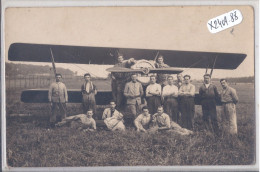 EPINAL- CARTE-PHOTO- AERODROME DE DOGNEVILLE- UNE EQUPE DE PILOTES ET MECANICIENS AUTOUR D UN BEL AVION - Epinal