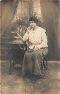 FANTAISIE - Femme - Femme Assise Un Livre Sur Les Genoux - Pensive - Carte Postale Ancienne - Frauen