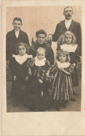 ENFANTS - Photo De Famille - Des Parents Et Leurs Enfants - Carte Postale Ancienne - Grupo De Niños Y Familias