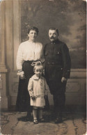 ENFANT - Photo De Famille - Des Parents Et Leur Enfant - Juillet 1907 - Carte Postale Ancienne - Groepen Kinderen En Familie