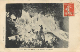 (RIAS) 38 LA BALME-LE-GATTE. Le Moine à L'Intérieur Avec Ouvriers 1911 (légère Et Fine Plissure Coin Droit) - La Balme-les-Grottes