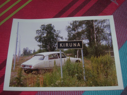 Photo Ancienne Souvenir Voyage En Suède Une Ds Citroen Devant Le Panneau De Kiruna TTB - Schweden