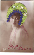 N°16757 - Bonnet Sainte-Catherine - Photo D'une Jeune Femme Portant Un Bonnet Vert Avec Des Fleurs - Sainte-Catherine