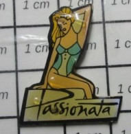 1319 Pin's Pins / Beau Et Rare / MARQUES / LINGERIE PASSIONATA BLONDE - Pin-ups