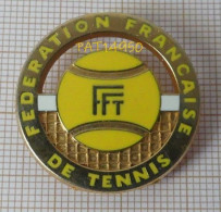 PAT14950 BROCHE FFT BALLE JAUNE FEDERATION FRANCAISE De TENNIS En Version ZAMAC BALLARD - Tennis