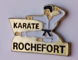 PP120 Pin's Judo Rochefort Karaté Club Charente-Maritime Achat Immédiat - Judo