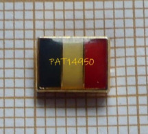 PAT14950 DRAPEAU FRANCAIS TRICOLORE REPUBLIQUE FRANCAISE FRANCE ( Petit Pin's ) - Administrations