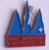 PO70 Pin's Sac Bergsteigen Kinder CAS Via Ferrata Escalade Alpinisme Deutschland Germany Achat Immédiat - Alpinisme, Beklimming