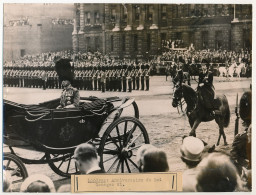 GRANDE BRETAGNE - Photo Keystone - Londres : Anniversaire Du Roi Georges VI (derrière, La Future Reine Elisabeth...) - Personalità