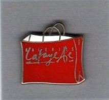 Pin's  ARTHUS  BERTRAND, Sac  Rouge  Magasin  Galeries  Lafayette - Arthus Bertrand