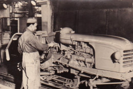 Usine De Regie Renault Automobiles  - Le Mans - Ligne De Fabrication Des Tracteurs Agricoles  -  15x10cms  PHOTO - Tractores