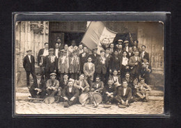 (08/02/24) 78-CPA HOUDAN - CARTE PHOTO - LES CONSCRITS - DRAPEAU VILLE DE HOUDAN - Houdan