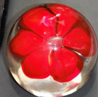 * Ancienne Boule De Verre - Presse-papiers - Déco : Une Fleur Rouge - Fermacarte