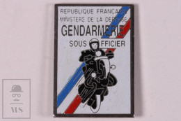 Pin Police Gendarmerie Sous Officier Ministre De La Defense - 20 X 18 Mm - Unmarked Backside - Butterfly Fastener - Policia